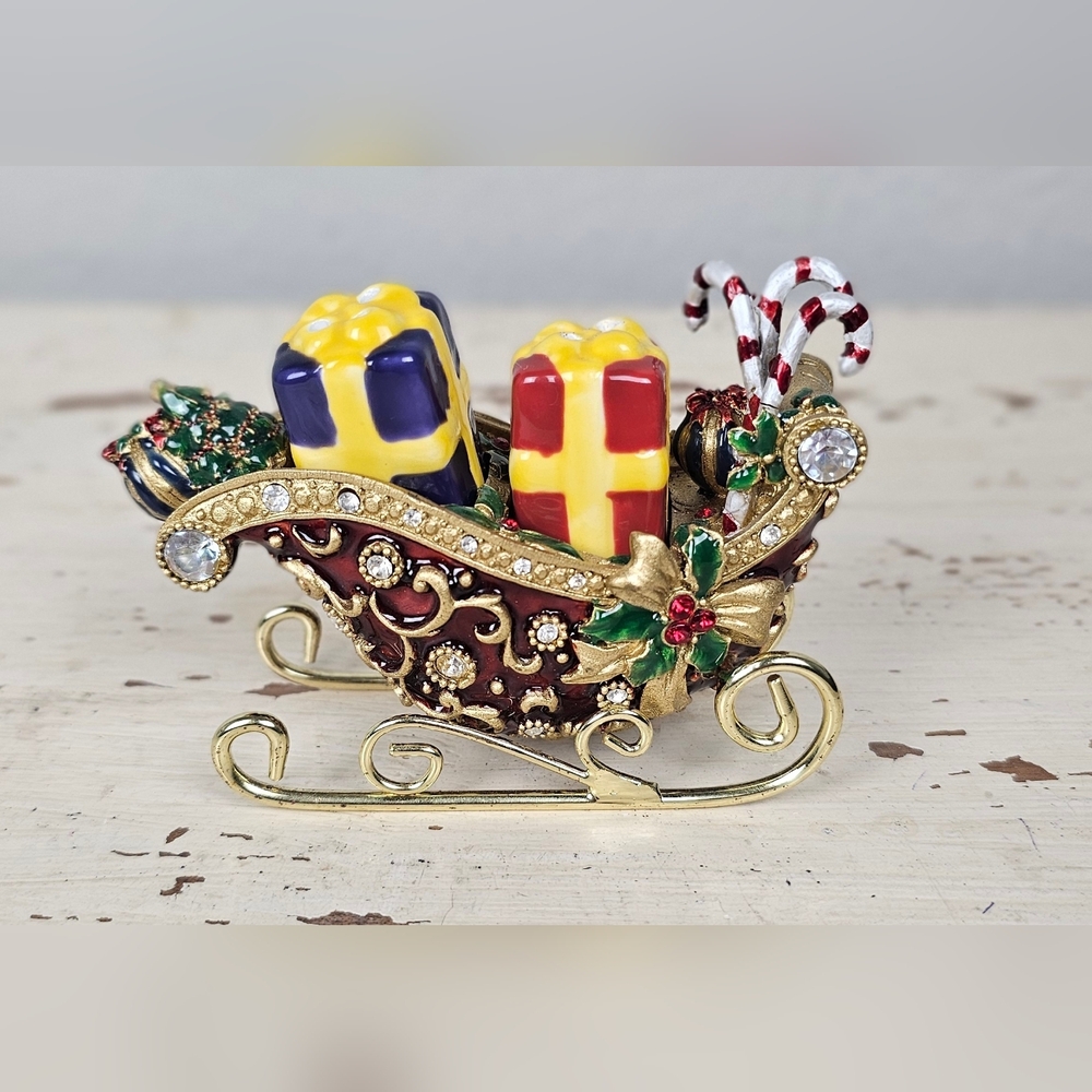 VTG‎ Bombay Company Christmas Salt & Pepper Shakers Santa Sleigh Embossed Metal